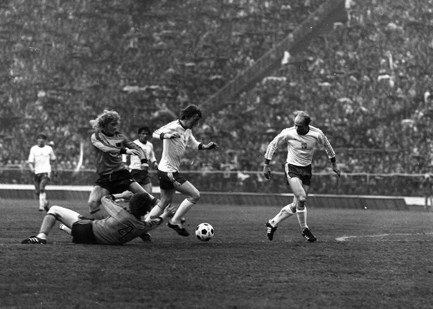 Mecz Polska-Holandia. Eliminacje do Mistrzostw Europy 1980. Przy piłce Zbigniew Boniek / 	Leszek Łożyński /PAP