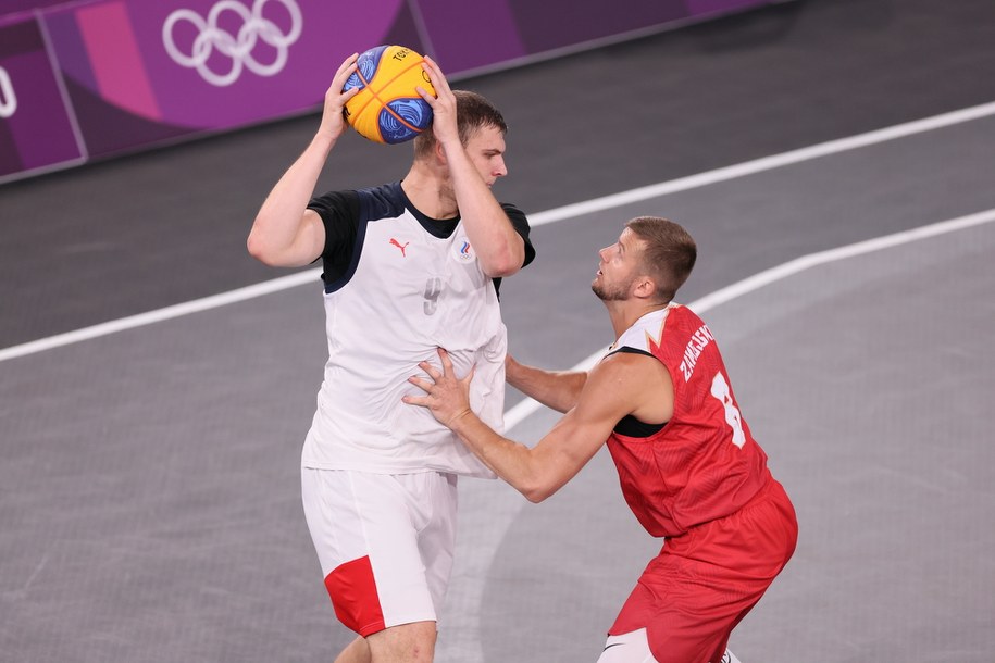 Mecz Polska - Rosja podczas igrzysk olimpijskich w Tokio. Na zdjęciu Przemysław Zamojski (z prawej) i Ilia Karpenkov (z lewej) / 	Leszek Szymański    /PAP