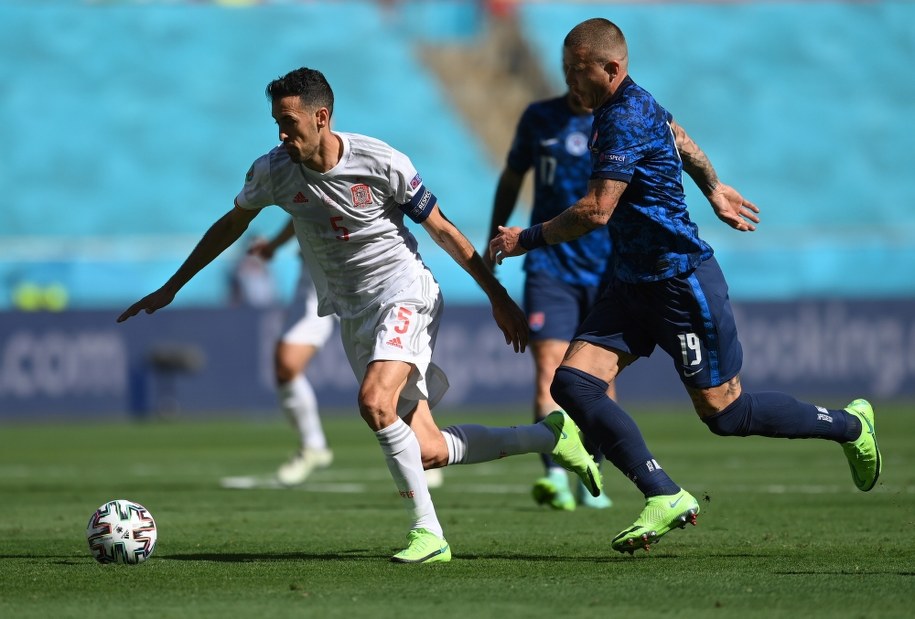 Mecz Słowacja - Hiszpania. Na zdjęciu: Sergio Busquets i Juraj Kucka /David Ramos / POOL /PAP/EPA