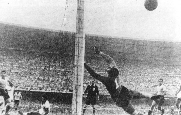 Mecz Urugwaj - Brazylia w 1950 roku. Wygrali Brazylijczycy 2:1 /Schirner Sportfoto Archiv/	B3649_Schirner_Sportfoto_Archiv/dpa /PAP/EPA