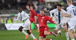 Mecz w Helsinkach przerwany. Kibic zasłabł na trybunie