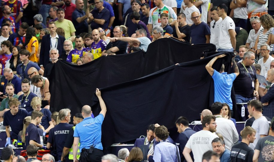 Mecz został przerwany w 48. minucie po tym, jak na trybunie prasowej zasłabł Paweł Kotwica /RONALD WITTEK /PAP/EPA