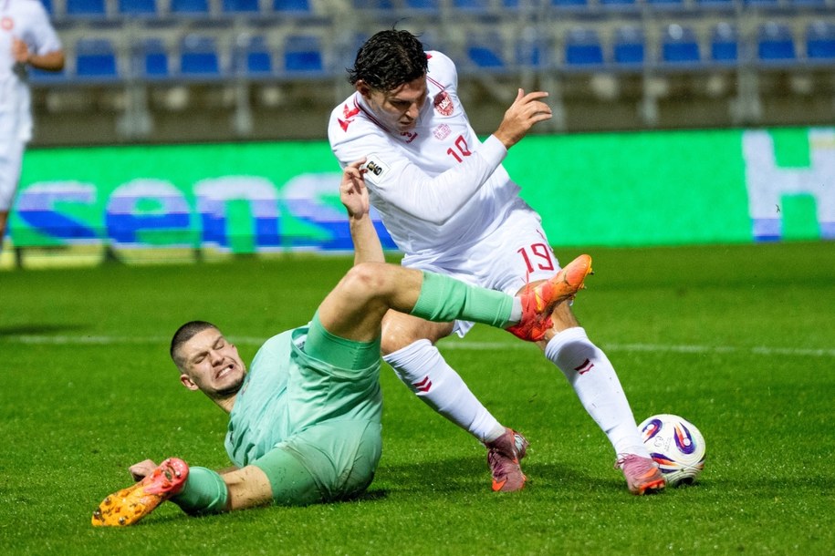 Mecz został rozegrany przy pustych trybunach, ale kibic znalazł sposób, by go obejrzeć /BO AMSTRUP /PAP/EPA