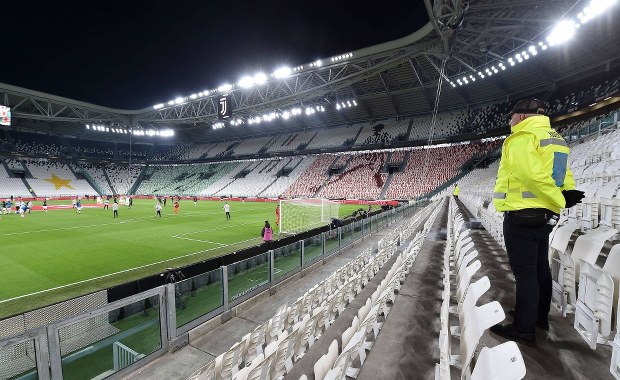 Mecze włoskiej Serie A bez kibiców do końca roku? "W chaosie tylko to jest (prawie) pewne"
