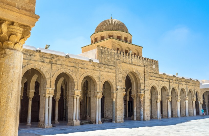 Meczet w Kairuanie, w Tunezji, jedno z najstarszych miejsc kultu w świecie islamskim /123RF/PICSEL