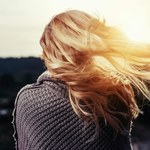 Męczy cię ciągłe podciąganie blondu? Z tą koloryzacją fryzjera odwiedzasz co 3 miesiące