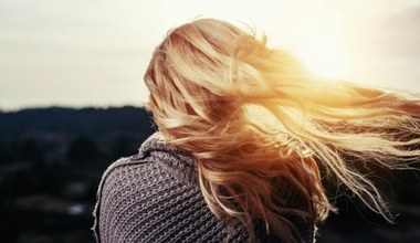 Męczy cię ciągłe podciąganie blondu? Z tą koloryzacją fryzjera odwiedzasz co 3 miesiące