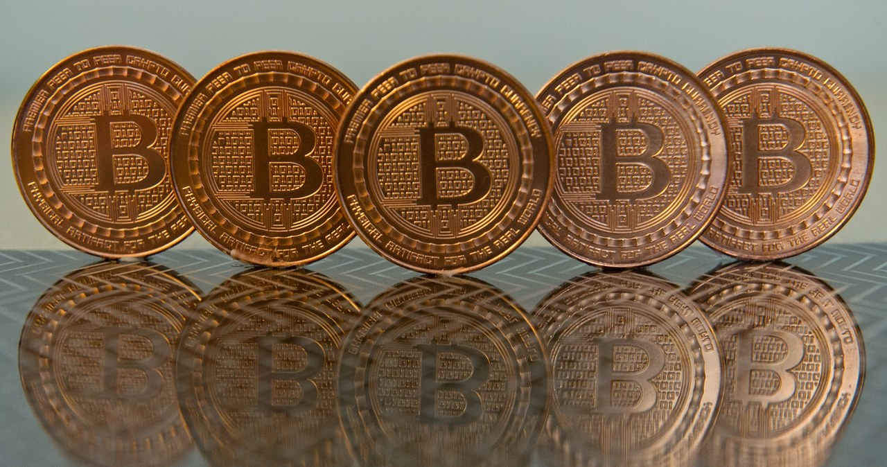 Medale bitcoin mające symbolizować kryptowalutę. One same nie mają żadnej wartości. Ich wersja cyfrowa - już tak /AFP