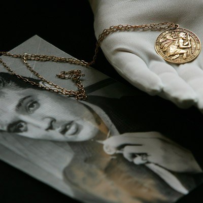 Medalion noszony przez Elvisa podczas kręcenia "Więziennego rocka" ma wartość około 26 tys. euro /AFP
