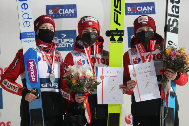 Medalistki mistrzostwa Polski w skokach narciarskich (od lewej): Kinga Rajda, Nicole Konderla i Anna Twardosz / 	Grzegorz Momot    /PAP