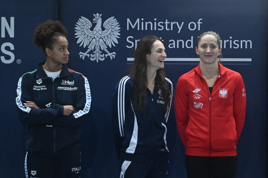 Medalistki wyścigu na 50 m stylem dowolnym (od lewej): Włoszka Sara Curtis, Francuzka Beryl Gastaldello i Polka Katarzyna Wasick /Wojtek Jargiło /PAP