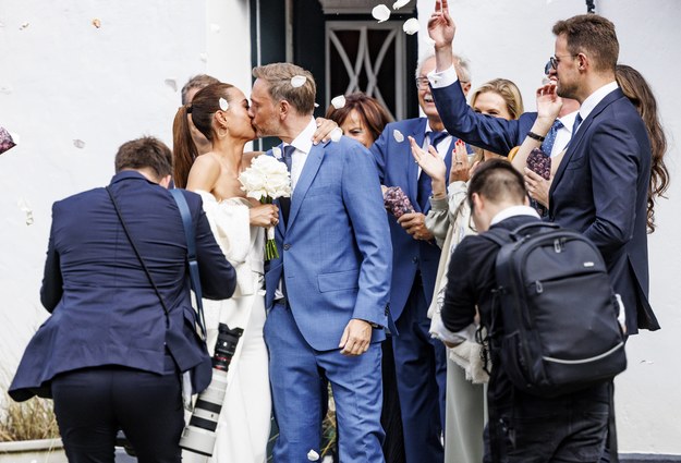 Media: Minister finansów urządza luksusowy ślub na "wyspie kierowców Porsche" /Axel Heimken /PAP/DPA
