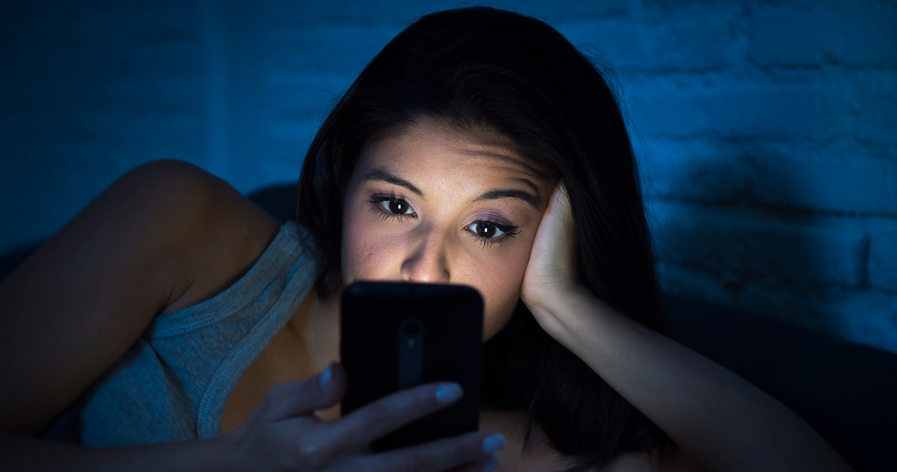 Media społecznościowe mogą być przyczyną i pogarszać objawy depresji u osób dorosłych /123RF/PICSEL