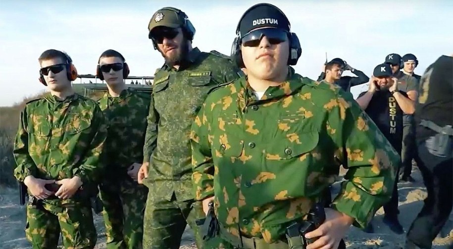 Media: Syn Kadyrowa (zdj. na pierwszym planie) miał wypadek. Lekarze walczą o jego życie /Rex Features/East News /East News