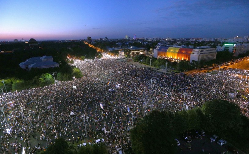 Media szacują, że w antyrządowych protestach w wielu miastach Rumunii wzięło udział od 30 do 50 tys. osób; zdjęcie z demonstracji w Bukareszcie /PAP/EPA