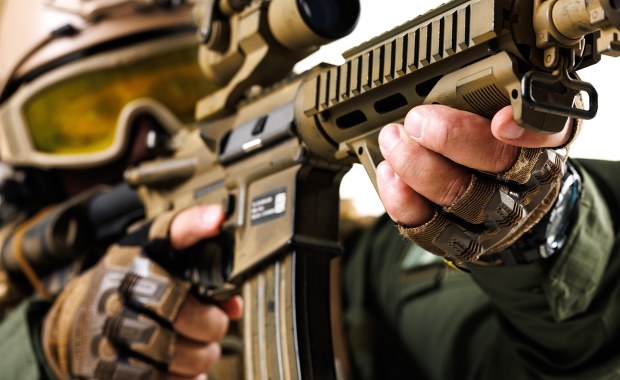 Media: W europejskim kraju neonaziści szkolą z obsługi broni