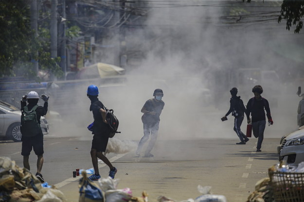 Media w Mjanmie donoszą o brutalnym tłumieniu masowych protestów przez siły bezpieczeństwa /STRINGER /PAP/EPA