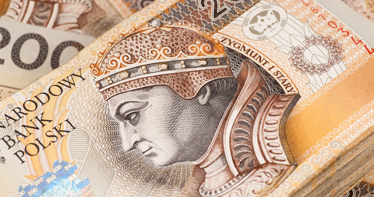 Mediana wynagrodzeń w przemyśle lotniczym w 2016 wyniosła 4700 zł. Zarobki połowy osób mieściły się w przedziale od 3520 zł do 7000 zł /123RF/PICSEL