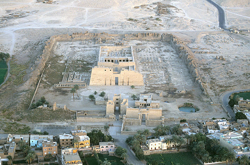 Medinet Habu - ruiny świątyni Totmesa III, władcy starożytnego Egiptu /Roland Unger /Wikimedia