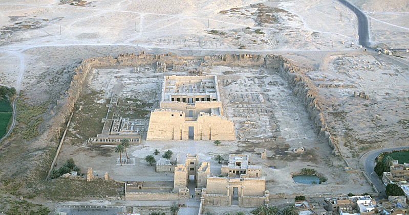 Medinet Habu - ruiny świątyni Totmesa III, władcy starożytnego Egiptu /Roland Unger /Wikimedia