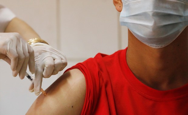 Medycy mocno podzieleni w sprawie obowiązkowych szczepień przeciw Covid-19 