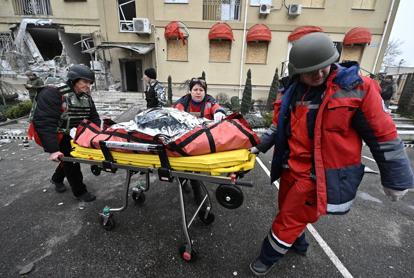 Medycy przewożą ofiarę rosyjskiego ostrzału Chersonia /GENYA SAVILOV /AFP