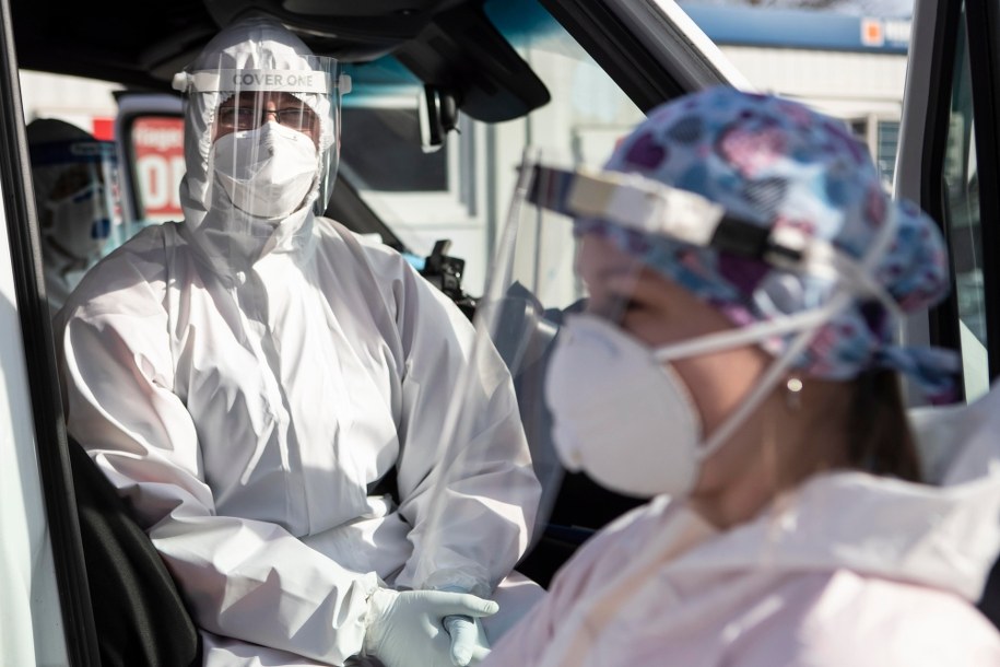 Medycy w kombinezonach ochronnych (zdj. arch.) /Jacek Szydłowski /PAP