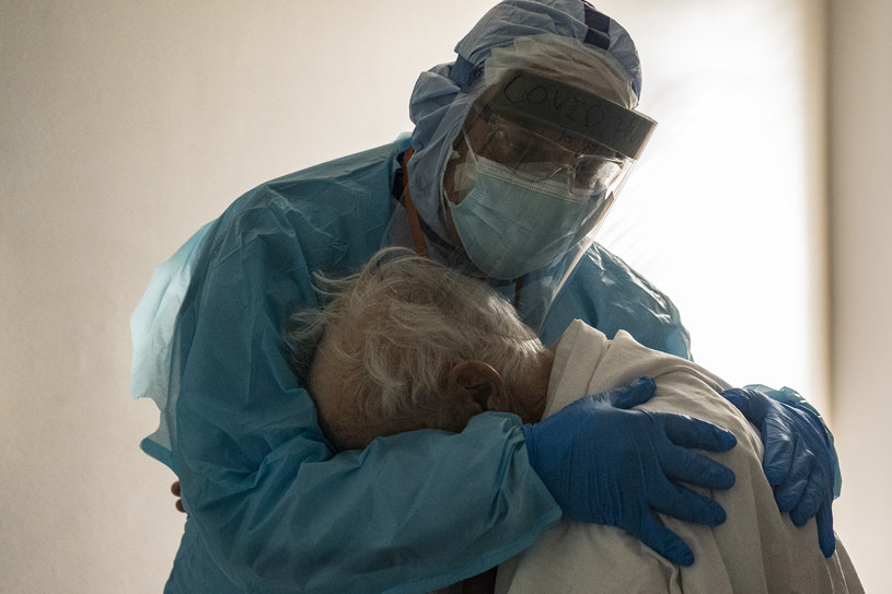 Medyk w stroju ochronnym i starszy pacjent zakażony SARS-CoV-2 /Go Nakamura /Getty Images