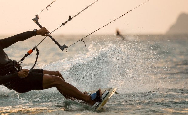 Megaloop, czyli kiteboardowe szaleństwo na plaży w holenderskim Zandvoort