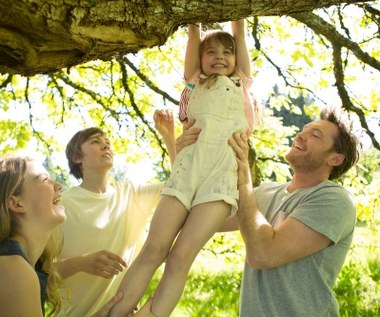 Megan Charpentier, Gage Munroe, Amélie Evew i Sam Worthington w scenie z "Chaty"