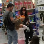 Megan Fox i Brian Austin Green z synami w sklepie