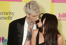 Megan Fox i Machine Gun Kelly z czarnym językiem na Billboard Music Awards 2021