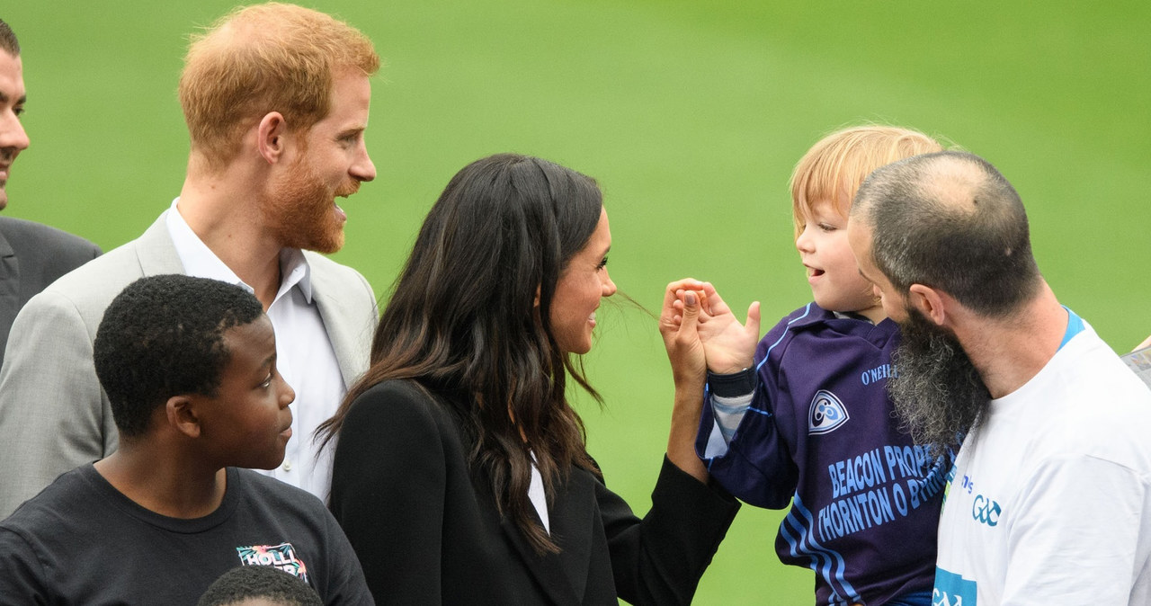 Meghan i Harry rozmawiają z chłopcem /East News