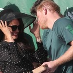 Meghan i Harry wymieniają publicznie czułości. Tak zarabiają na życie