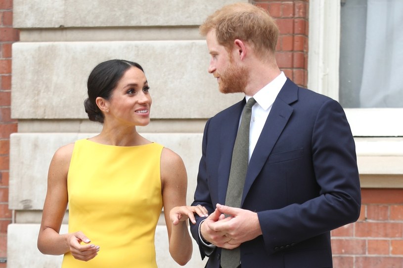 Meghan Markle dotyka czule księcia Harry'ego /WPA Pool /Getty Images