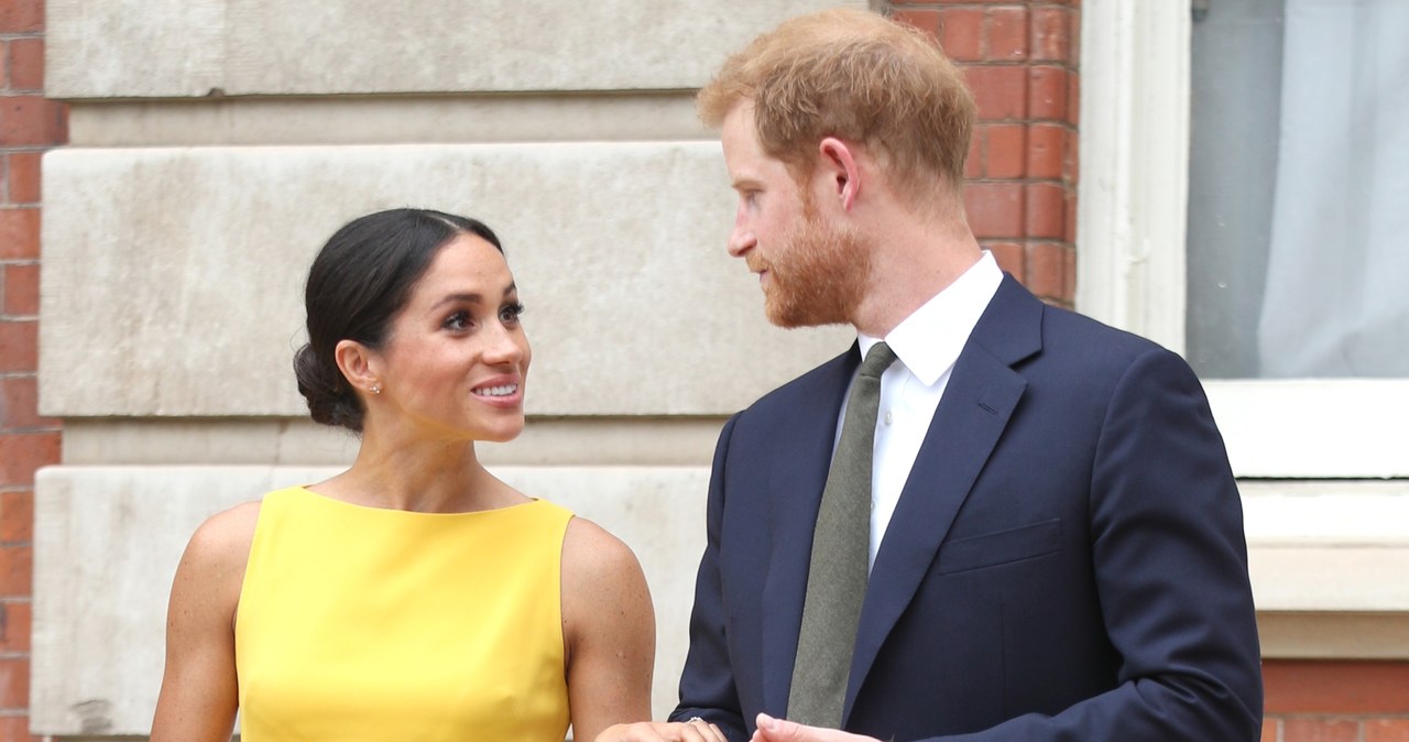 Meghan Markle dotyka czule księcia Harry'ego /WPA Pool /Getty Images