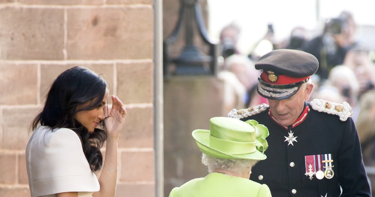 Meghan Markle i królowa Elżbieta II na stacji w Runcorn /Anthony Devlin  /Getty Images