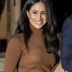 trendy Meghan Markle przyłapana w jesiennej stylizacji. Karmelowe okrycie przyciąga uwagę