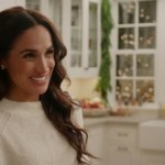 Meghan Markle w kremowej sukience maxi. Bufiaste rękawy to hit na święta