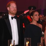 Meghan Markle w wyjątkowej sukni. Na czerwonym dywanie pojawił się też niezręczny moment