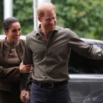Meghan Markle zachwyciła stylizacją w Australii. Khaki i zamsz w roli głównej