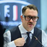 Mejza rozważa udział w walkach a klatce. Co na to PiS?