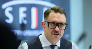 Mejza rozważa udział w walkach a klatce. Co na to PiS?