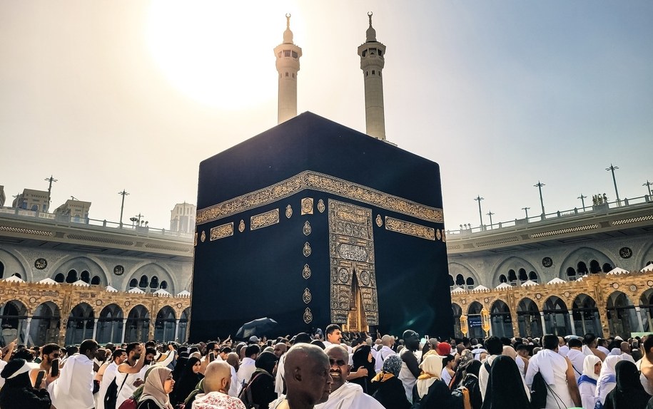 Mekka, Arabia Saudyjska - muzułmańscy pielgrzymi gromadzą się wokół Kaaby /Shutterstock