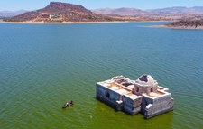 Meksyk: Zatopiony kościół "wypłynął" na powierzchnię po 40 latach. To efekt suszy
