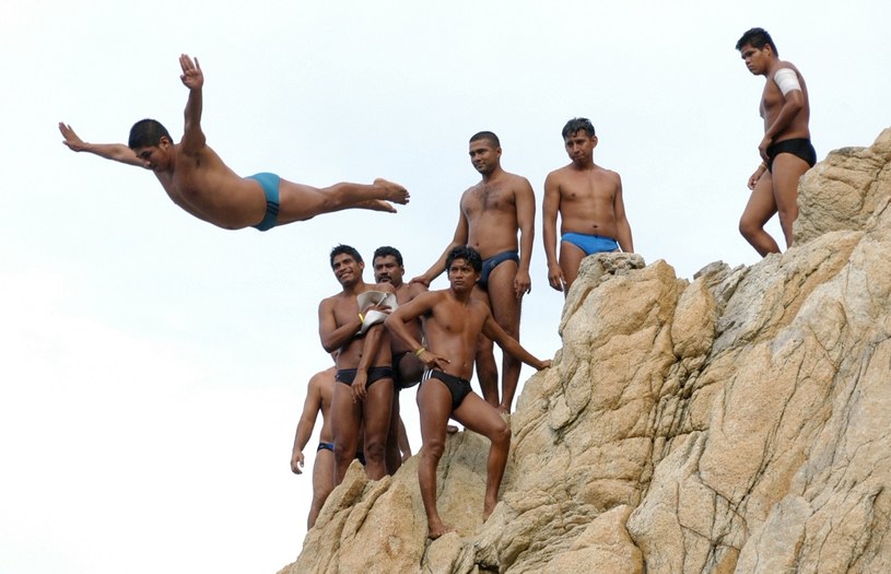 Meksykańscy skoczkowie La Quebrada Cliff Jumpers z Acapulco /AFP