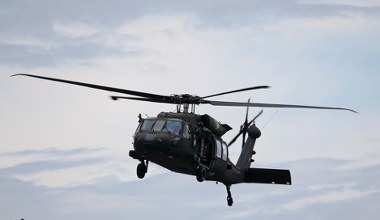 Meksykańska armia walczy z kartelami. W ruch poszedł Black Hawk z minigunem