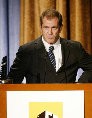 Mel Gibson ostrzega przed pułapką "Kodu Da Vinci" /AFP