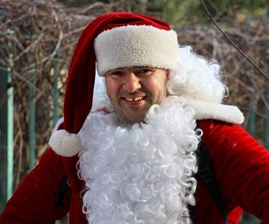 Mel Gibson (Tomasz Karolak), czyli szarmancki brutal Kipiący testosteronem amator życia i wielbiciel kobiecego piękna. Jak mało kto sprawdza się w ars amandi. Ten arogancko przystojny Don Juan potrafi uwieść jednym spojrzeniem (zazwyczaj w dekolt).