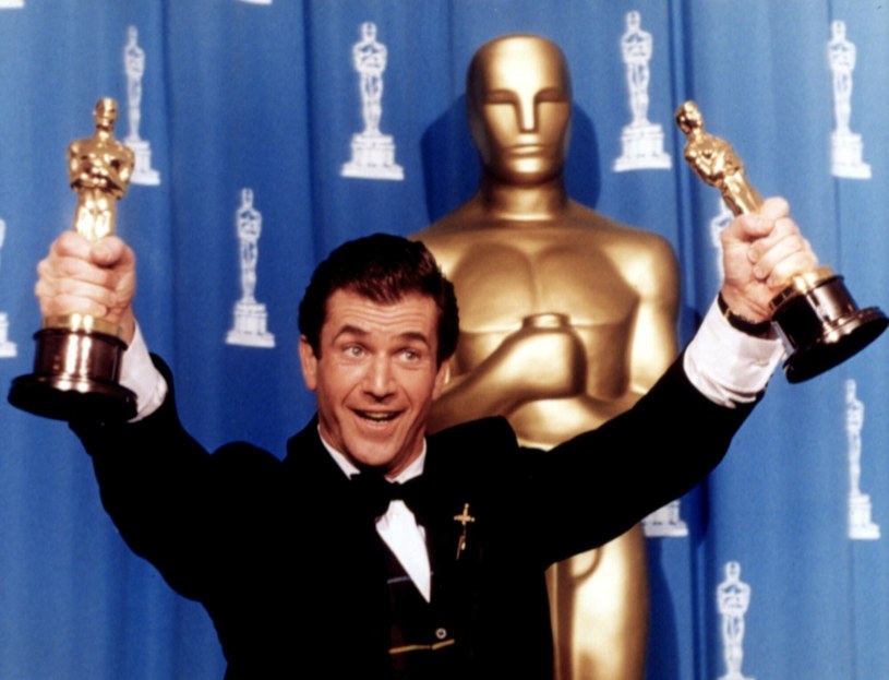 Mel Gibson z dwoma Oscarami za produkcję oraz reżyserię “Bravehearta – Waleczne Serce” /Courtesy Everett Collection /East News